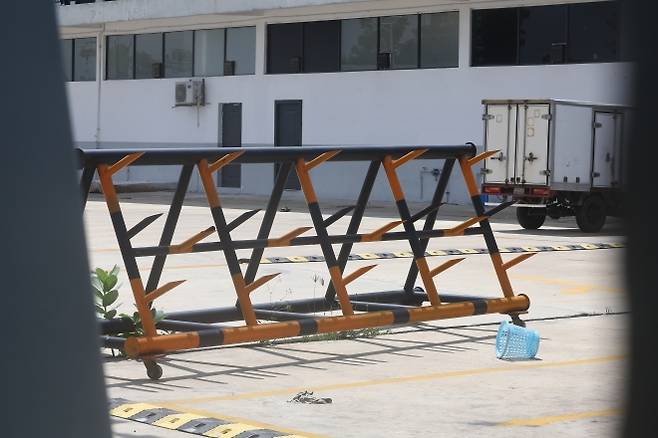 태자단지 내부 바리케이드 - 캄보디아에서 한국인 납치ㆍ감금이 잇따라 발생하며 정부가 대응에 나선 가운데 16일(현지시간) 캄보디아 프놈펜 인근 범죄단지로 알려진 태자단지 내부에 바리케이드가 놓여있다.  태자단지는 현재 캄보디아 군경에 의해 관리되고 있다. 2025.10.16 연합뉴스