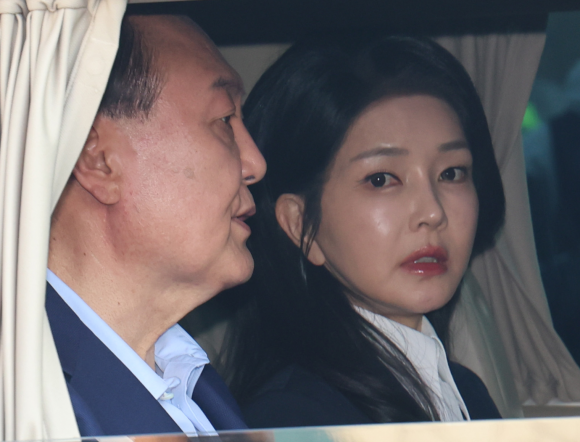 윤석열 전 대통령과 김건희 여사가 지난 4월 서울 용산구 한남동 대통령 관저를 떠나는 모습. 사진공동취재단