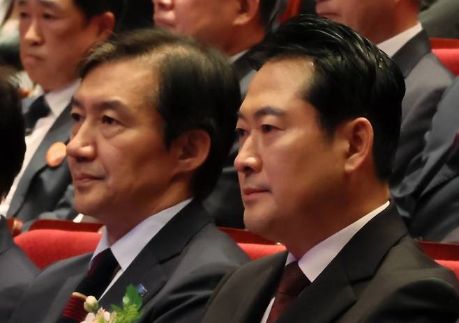 부마민주항쟁 기념식 참석한 조국 비대위원장과 장동혁 대표 - 조국혁신당 조국 비대위원장과 국민의힘 장동혁 대표가 16일 경남 창원시 3·15아트센터에서 열린 제46주년 부마민주항쟁 국가기념식에 참석하고 있다. 2025.10.16 연합뉴스