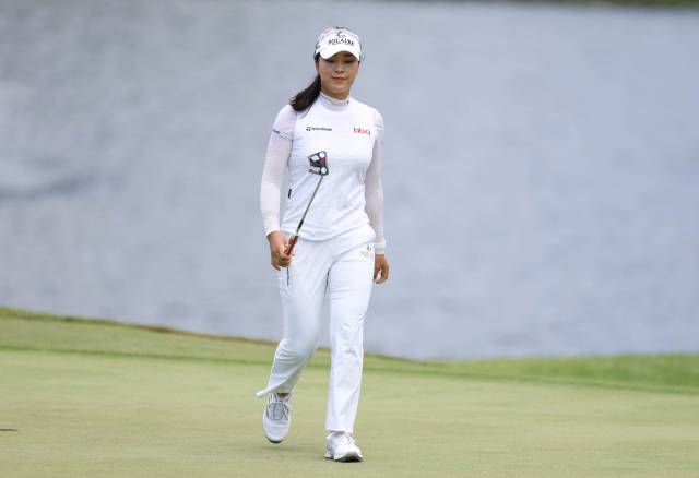 퍼팅을 마치고 그린을 벗어나고 있는 윤이나. 사진 제공=대홍기획