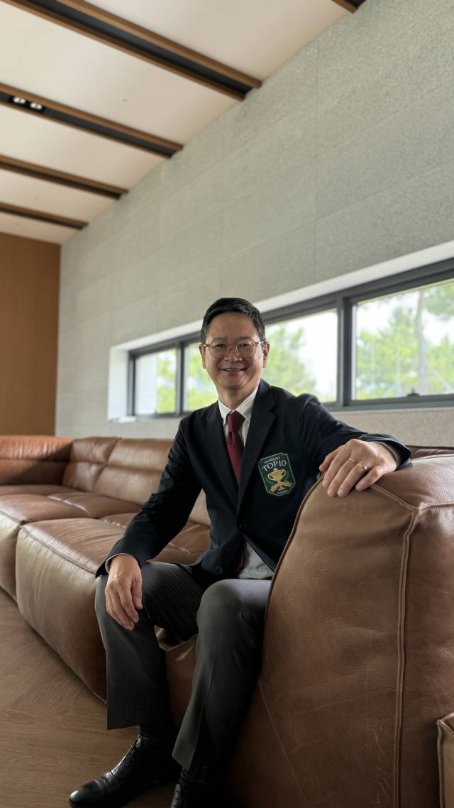 김재혁 제주 미치과 원장은 제주 나인브릿지 클럽 챔피언에 5회 이름을 올린 고수다.
