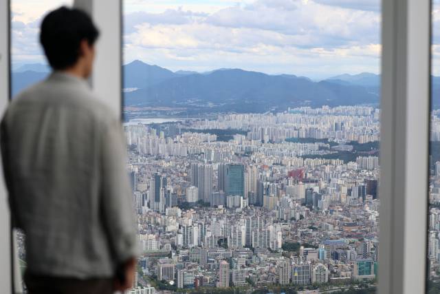 서울 송파구 롯데월드타워에서 바라본 아파트 단지. 뉴스1
