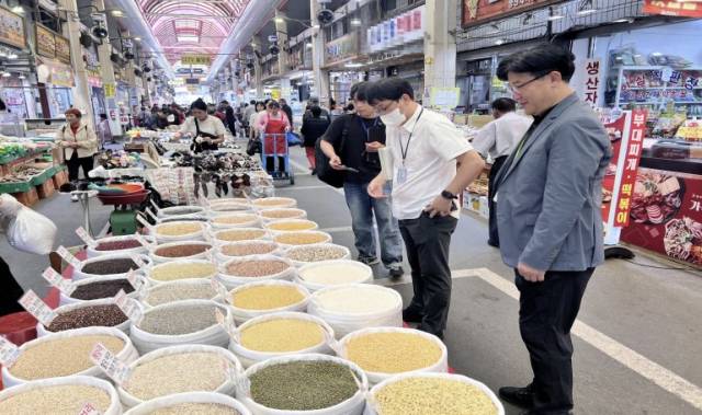 국립농산물품질관리원 관계자들이 추석 명절 기간 원산지 단속을 벌이고 있다. 사진 제공=농관원
