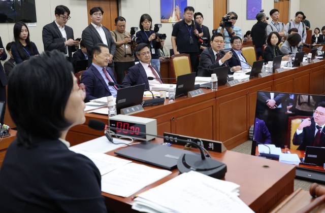 국민의힘 박정훈 의원이 16일 국회 과학기술정보방송통신위원회에서 열린 2025년도 국정감사에서 휴대전화 문자 폭로 사태와 관련 최민희 위원장의 회의 진행에 대해 항의하고 있다. 연합뉴스