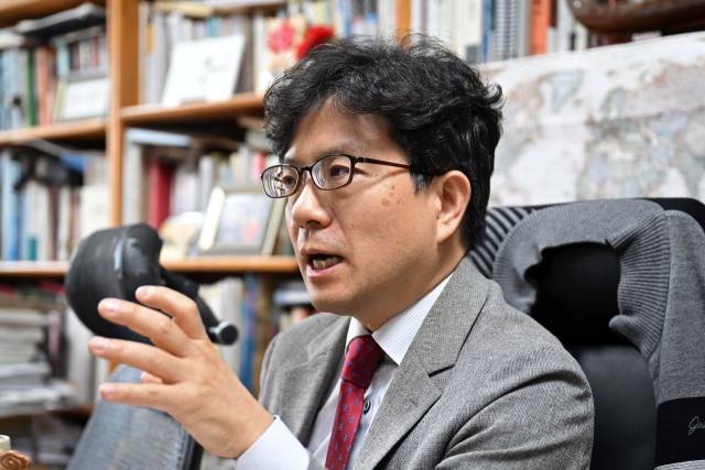 조영헌 고려대 역사교육과 교수가 16일 서울경제신문과 인터뷰하고 있다. 조태형 기자