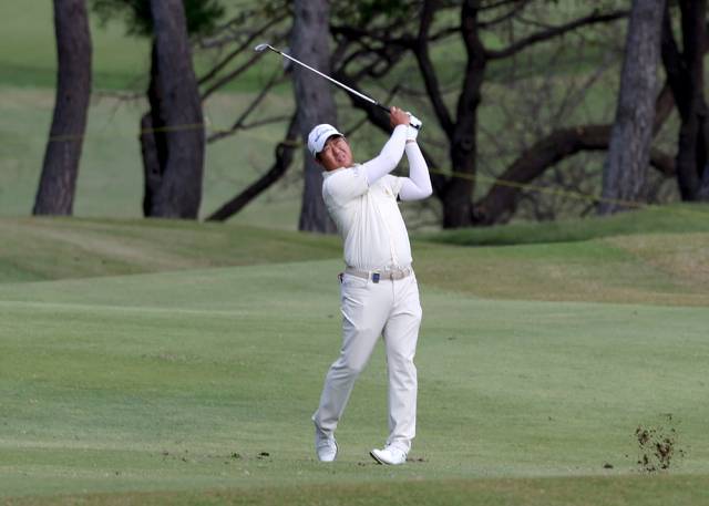 1라운드 14번 홀에서 웨지 샷을 하는 이동환. 사진 제공=KPGA