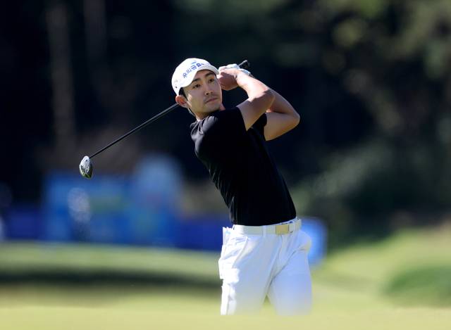 16번 홀에서 두 번째 샷을 하는 이수민. 사진 제공=KPGA
