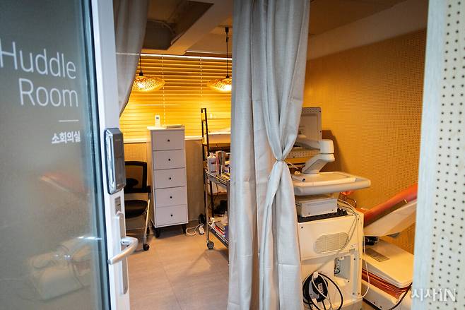 ‘나는봄’ 진료실 모습. 진료 시간은 매주 목요일 오후 2시부터 6시30분까지, 한 사람당 30분이다. ⓒ시사IN 신선영