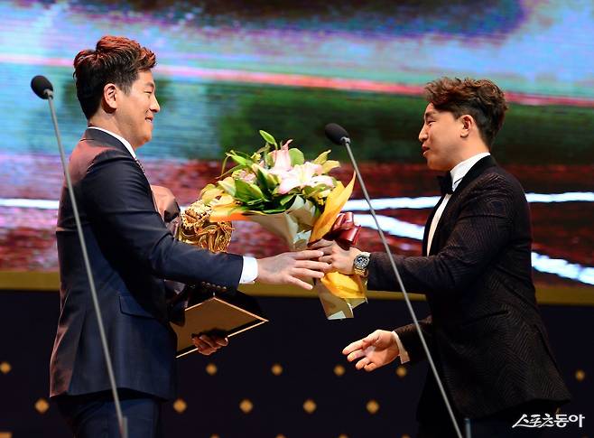 롯데 시절 한솥밥을 먹었던 삼성 강민호(오른쪽), 한화 손아섭. 둘은 2025 KBO PS PO에서 KS행을 두고 각축을 벌일 전망이다. 스포츠동아DB