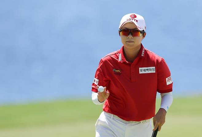 하와이에서 열린 롯데 챔피언십 최종 라운드에 나선 김효주의 모습.  김효주는 자신을 따돌리고 우승을 차지한 ‘롯데 후배’에게 진심어린 축하의 마음을 담아  ‘엄지척’을  건네  큰 감동을 안겼다.  사진제공  |   대홍기획
