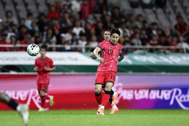 축구대표팀 이강인(19번)이 14일 서울월드컵경기장에서 열린 파라과이 평가전에서 후반 30분 정확한 패스로 오현규의 추가골을 어시스트하고 있다. 사진제공｜대한축구협회