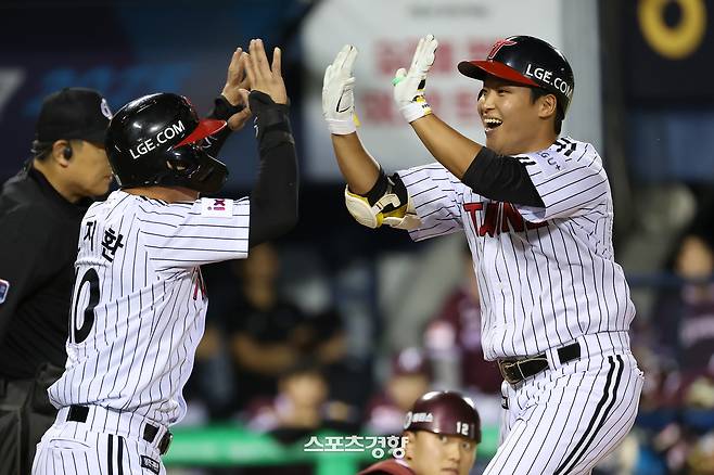LG 박관우가 7월 10일 키움전에서 데뷔 첫 홈런을 터트린 뒤 오지환과 하이파이브하고 있다. LG 트윈스 제공