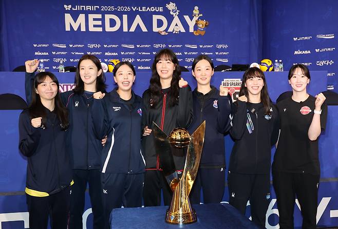 V리그 여자부 7개팀 주축 선수들이 16일 서울 호텔리베라 청담에서 열린 미디어데이에서 기념촬영하고 있다. 연합뉴스