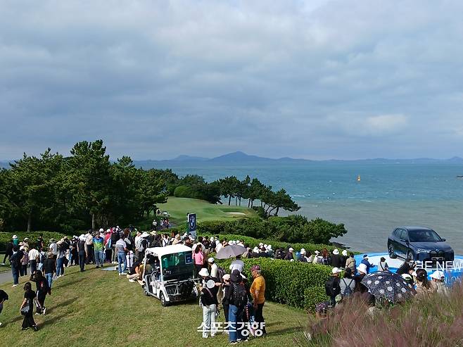 16일 LPGA 투어 BMW 레이디스 챔피언십 1라운드가 열린 전남 해남군 파인비치 골프링크스를 찾은 갤러리들이 15번 홀에서 선수들의 경기 모습을 지켜보고 있다.