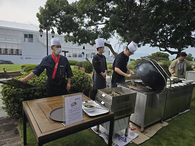 전남 지역 요리사들이 16일 LPGA 투어 BMW 레이디스 챔피언십이 열리고 있는 전남 해남군 파인비치 골프 링크스에서 선수들과 관광객들이 맛볼 수 있도록 음식을 준비하고 있다. 전라남도 제공
