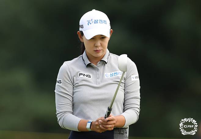 박보겸이 16일 경기 양주시 레이크우드 컨트리클럽에서 열린 상상인·한경 와우넷 오픈 1라운드 도중 3번 홀에서 그린을 파악하고 있다. KLPGA 제공