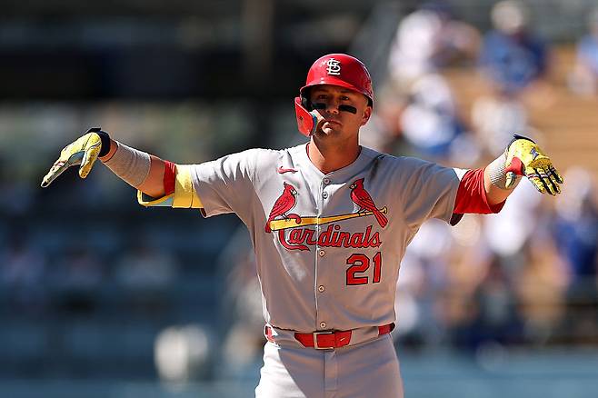 세인트루이스 라스 눗바가 지난 8월 LA다저스와 홈경기에서 2루타를 치고 베이스에서 세리머니하고 있다. Getty Images코리아