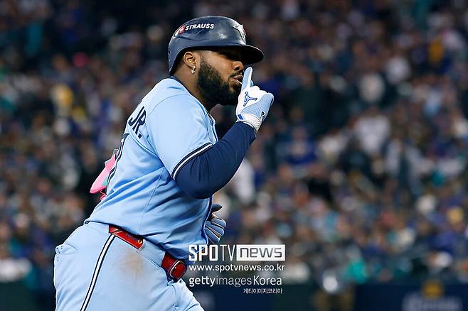 ▲ 2패로 몰렸던 토론토가 시애틀 원정경기에서 반격의 1승을 챙겼다. 블라디미르 게레로 주니어가 홈런을 친 뒤 '쉿' 세리머니를 하는 장면.
