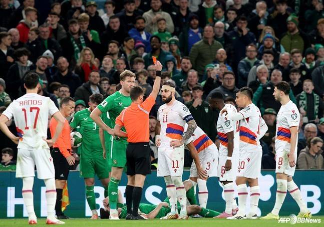 아일랜드와 아르메니아의 경기 중  티그란 바르세기얀이 레드카드를 받고 있다. /AFPBBNews=뉴스1