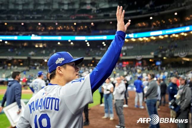 다저스 야마모토 요시노부가 15일(한국시간) 메이저리그 포스트시즌 NLCS 2차전에서 밀워키를 상대로 9이닝 1실점 완투승을 기록한 후 팬들에게 손을 흔들고 있다. /AFPBBNews=뉴스1