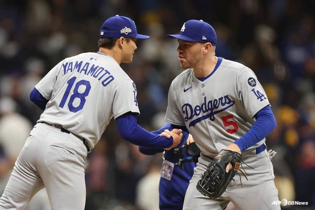 완투승 직후 프레디 프리먼(오른쪽)의 축하를 받는 야마모토. /AFPBBNews=뉴스1