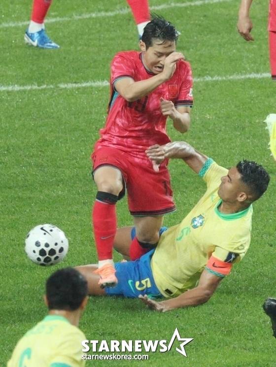 이강인(왼쪽)이 10일 서울 마포구 서울월드컵경기장에서 열린 남자 축구 국가대표 10월 A매치 친선전 대한민국과 브라질의 경기 중 카세미루의 태클에 쓰러지고 있다. /사진=김진경 대기자
