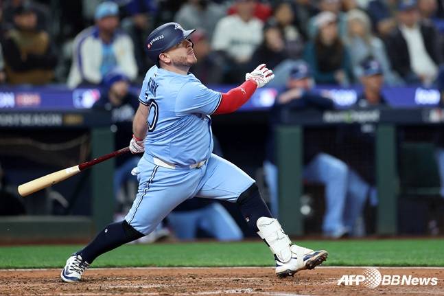 6회초 쐐기 스리런 홈런을 날리는 토론토 커크. /AFPBBNews=뉴스1