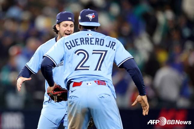 게레로 주니어(오른쪽)와 클레멘트가 승리 후 함께 기뻐하고 있다. /AFPBBNews=뉴스1