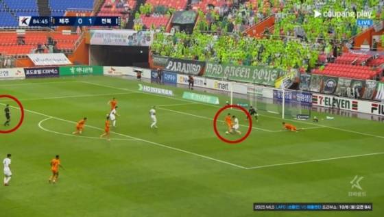 제주월드컵경기장에서 열린 제주 SK와 전북 현대의 하나은행 K리그1 2025 32라운드 후반 39분, 전북 현대 전진우가 페널티 박스 안에서 제주 수비수 장민규에게 발목이 걸린 순간 장면과 이동준(왼쪽) 주심의 위치. /사진=중계화면 캡처