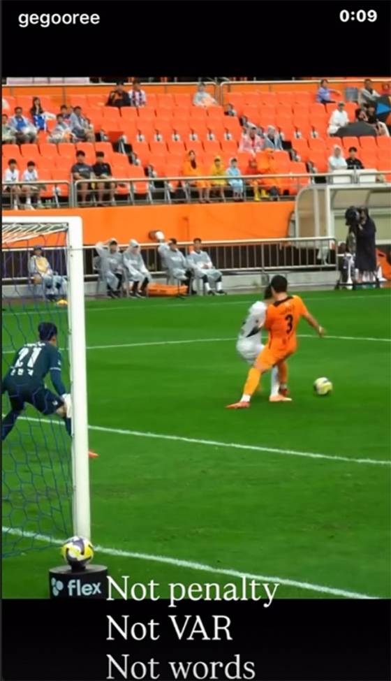 거스 포옛 전북 현대 감독이 3일 제주 SK전 이후 소셜 미디어(SNS)를 통해 공개적으로 비판한 전진우의 노 페널티킥 선언 장면. /사진=포옛 SNS 캡처