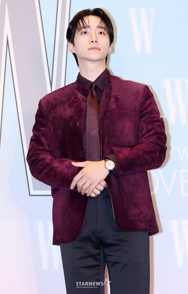 배우 이준호가 15일 서울 종로구 포시즌스 호텔에서 열린 제20회 유방암 인식 향상 캠페인 자선 행사 'LOVR YOUR' 포토월에 참석해 포즈를 취하고 있다. /2025.10.15 /사진=김휘선 hwijpg@