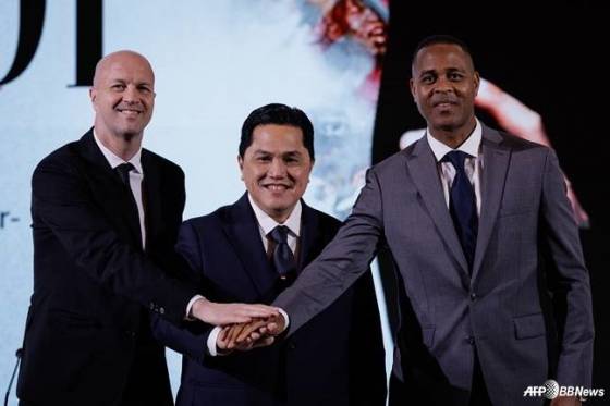 에릭 토히르(가운데) 인도네시아 축구협회장과 패트릭 클루이베르트(오른쪽) 감독, 조르디 크루이프. /AFPBBNews=뉴스1