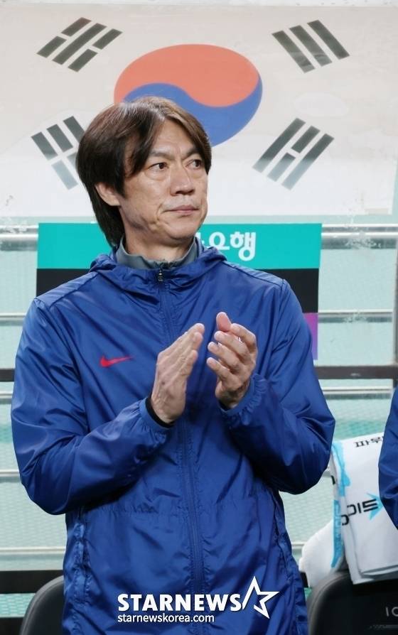 홍명보 대한민국 국가대표팀 감독이 14일 서울월드컵경기장에서 열린 파라과이와 경기 중 굳은 표정으로 그라운드를 바라보고 있다. /사진=김진경 대기자