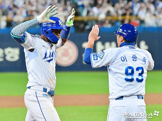 14일 오후 대구삼성라이온즈파크에서 열린 '2025 신한 SOL Bank KBO 포스트시즌' SSG 랜더스와 삼성 라이온즈의 준플레이오프 4차전 경기, 8회말 2사 1루 삼성 디아즈가 투런 홈런을 날린 후 기뻐하고 있다. 엑스포츠뉴스DB