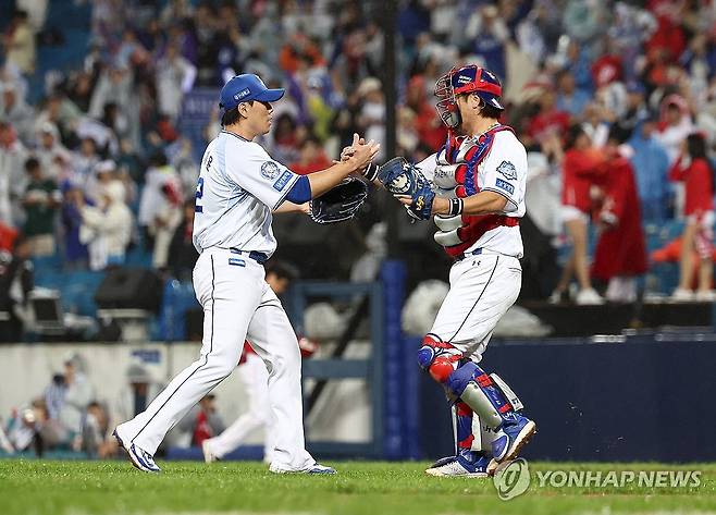 삼성, 준플레이오프 3차전 승리 (대구=연합뉴스) 김성민 기자 = 13일 대구 삼성라이온즈파크에서 열린 2025 KBO 프로야구 포스트시즌 준플레이오프 3차전 SSG 랜더스와 삼성 라이온즈의 경기. 5 대 3 삼성의 승리로 경기가 끝난 후 투수 김재윤과 포수 강민호가 기뻐하고 있다. 2025.10.13 ksm7976@yna.co.kr