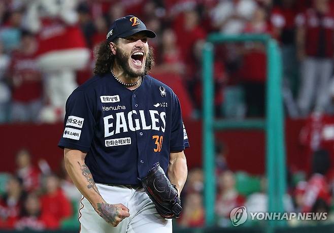 포효하는 한화 폰세 (인천=연합뉴스) 임순석 기자 = 1일 인천 SSG랜더스필드에서 열린 2025 프로야구 한화 이글스와 SSG 랜더스의 경기. 한화 폰세가 5회 말 투구를 마치고 포효하고 있다. 2025.10.1 soonseok02@yna.co.kr