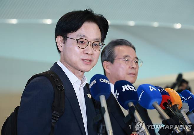 미국으로 출국하며 발언하는 김정관 장관 (영종도=연합뉴스) 신현우 기자 = 한미 관세 협상 후속 논의와 관련, 하워드 러트닉 미국 상무부 장관과 협상할 예정인 김정관 산업통상부 장관이 16일 인천국제공항 제2여객터미널을 통해 미국 워싱턴DC로 출국하기에 앞서 발언하고 있다. 2025.10.16 nowwego@yna.co.kr