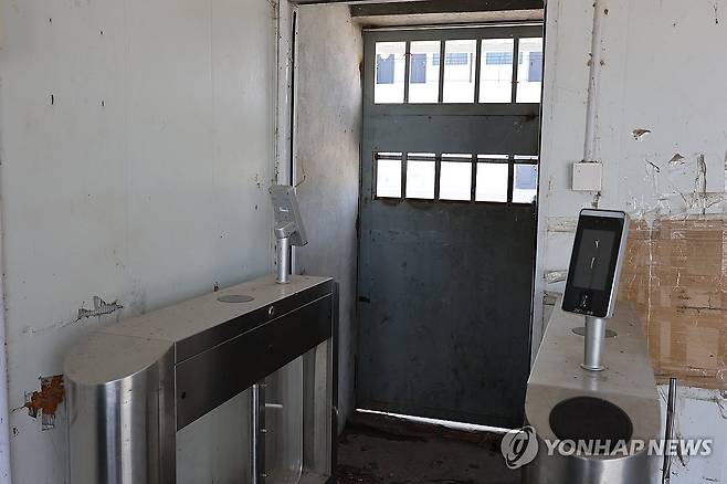 태자단지 출입게이트 흔적 (프놈펜=연합뉴스) 서대연 기자 = 캄보디아에서 한국인 납치ㆍ감금이 잇따라 발생하며 정부가 대응에 나선 가운데 16일(현지시간) 캄보디아 프놈펜 인근 범죄단지로 알려진 태자단지 외부 초소에 출입게이트로 활용된 것으로 추정되는 시설이 남아 있다.
    태자단지는 현재 캄보디아 군경에 의해 관리되고 있다. 2025.10.16 dwise@yna.co.kr