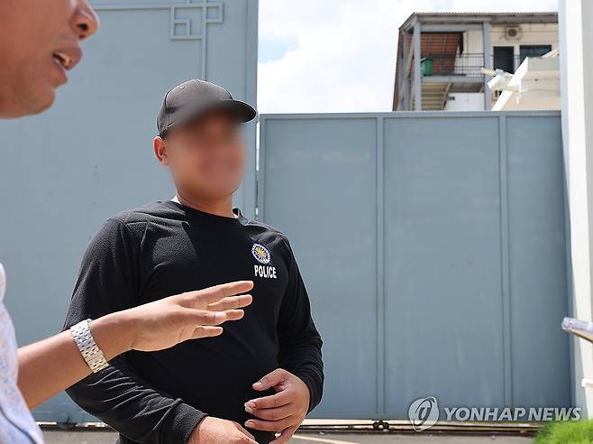 캄보디아 태자단지 취재 내용 확인하는 현지 경찰 (프놈펜=연합뉴스) 서대연 기자 = 캄보디아에서 한국인 납치ㆍ감금이 잇따라 발생하며 정부가 대응에 나선 가운데 16일(현지시간) 캄보디아 프놈펜 인근 범죄단지로 알려진 태자단지에서 현지 경찰이 단지 인근 취재활동에 대해 확인하고 있다.
    태자단지는 현재 캄보디아 군경에 의해 관리되고 있다. 2025.10.16 dwise@yna.co.kr
