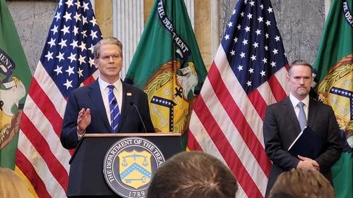 기자회견하는 美 재무장관과 무역대표 (워싱턴=연합뉴스) 김동현 특파원 = 미국 스콧 베선트 재무부 장관과 제이미슨 그리어 미국무역대표(USTR)가 15일(현지시간) 워싱턴DC 재무부에서 기자회견을 하고 있다. 2025.10.15