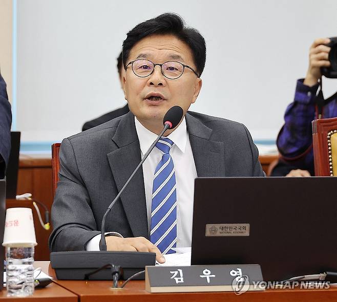 '문자 폭로 사태' 관련 발언하는 김우영 의원 (서울=연합뉴스) 류영석 기자 = 더불어민주당 김우영 의원이 16일 국회 과학기술정보방송통신위원회에서 열린 2025년도 국정감사에서 국민의힘 박정훈 의원의 문자 폭로 사태 관련 발언을 하고 있다. 2025.10.16 ondol@yna.co.kr