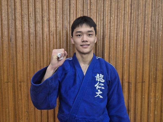 17일 부경대학교 대연캠퍼스체육관서 열린 제106회 전국체육대회 첫날 유도 남대부 73㎏급서 우승한 김용민(용인대)가 기념사진을 찍고 있다. 이건우기자