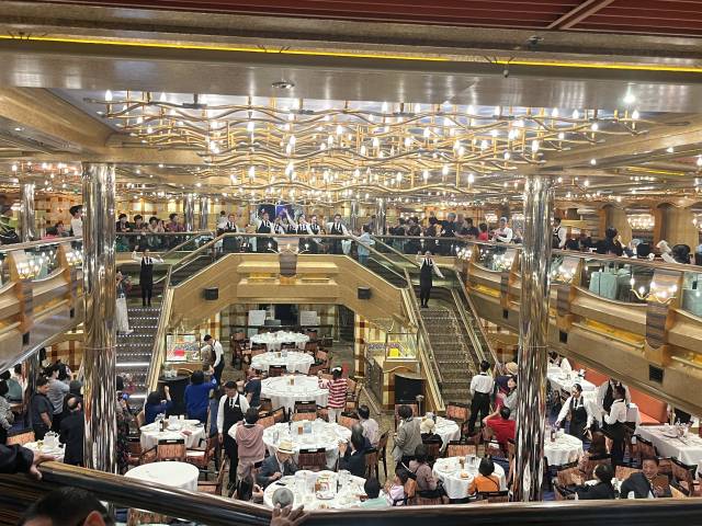 코스타 세레나호 내부 정찬 레스토랑 공간에서 크루들의 공연이 펼쳐지고 있다. 김세연 기자