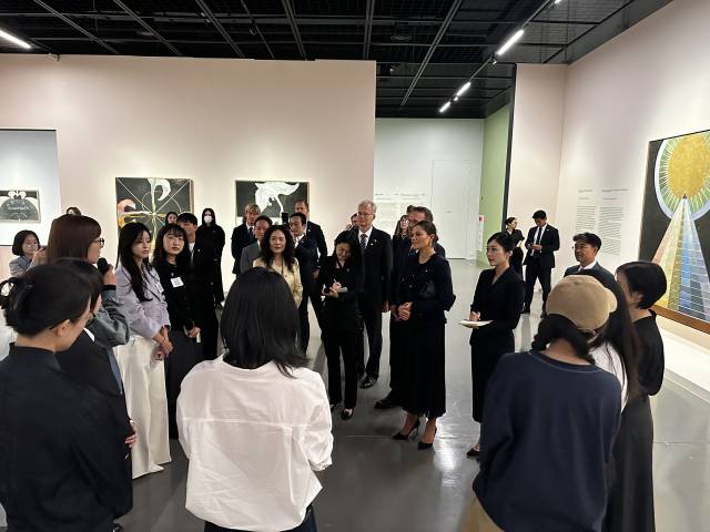 17일 부산현대미술관을 방문한 스웨덴 빅토리아(Victoria) 왕세녀 일행이 ‘힐마 아프 클린트: 적절한 소환’ 전시를 돌아보고 있다. 김은영 기자 key66@