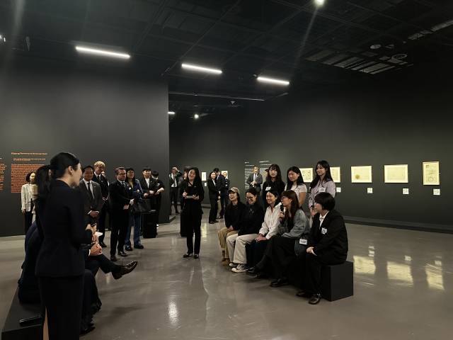 스웨덴 빅토리아 왕세녀 일행과 대화하는 부산의 청년 작가들과 기획자. 김은영 기자 key66@