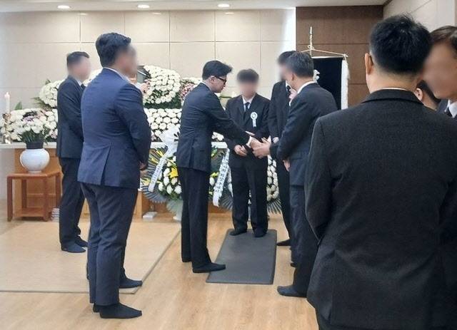 한동훈 전 국민의힘 대표가 15일 오후 대전을지대학병원 장례식장에 마련된 이상민 전 국회의원 빈소를 찾아 유족들을 위로하고 있다.(사진=뉴시스)