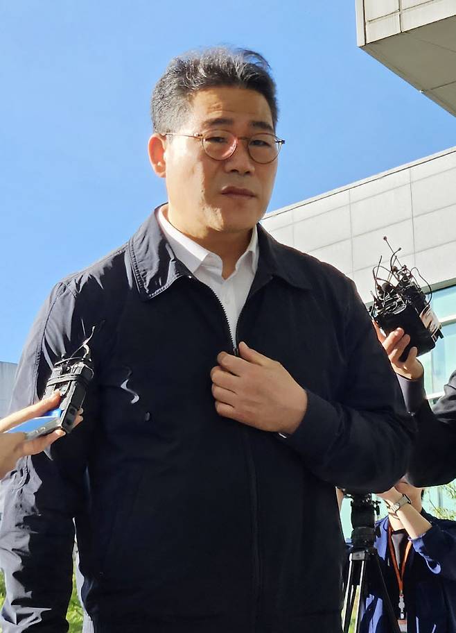 백해룡 경정이 16일 서울송파구 동부지검으로 첫 출근하며 취재진 질문에 답하고 있다.(사진=연합뉴스)