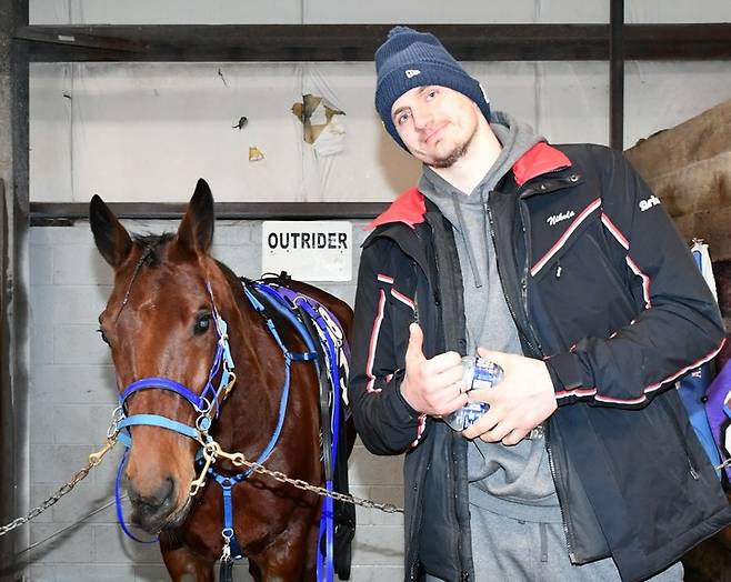 NBA 홈페이지에 게재된, 자신의 말과 함께 있는 니콜라 요키치.(사진 한국마사회 제공)