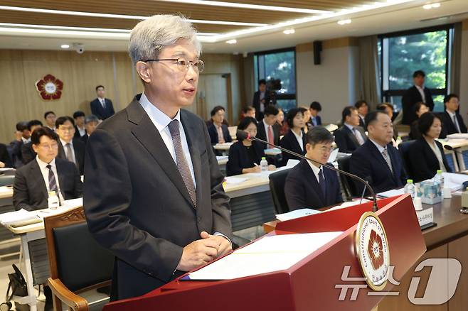 김상환 헌법재판소장이 17일 오전 서울 종로구 헌법재판소에서 열린 국회 법제사법위원회의 헌법재판소, 헌법재판연구원에 대한 국정감사에서 인사말을 하고 있다. 2025.10.17/뉴스1 ⓒ News1 이광호 기자