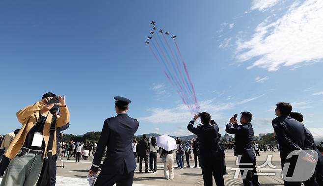 17일 경기 성남시 수정구 서울공항에서 열린 '서울 국제 항공우주 및 방위산업 전시회'(서울 ADEX 2025)'에서 공군 특수비행팀 블랙이글스가 화려한 에어쇼를 선보이고 있다. 2025.10.17/뉴스1 ⓒ News1 김영운 기자